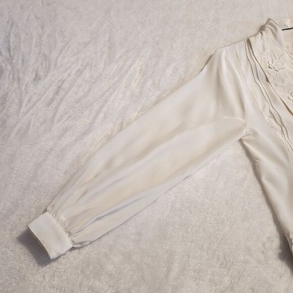 Unbranded Womens Cream Colored Long Sleeve Button Front Blouse Size Small - Picture 3 of 10